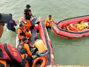 Tim SAR saat membawa jasad korban dari laut.