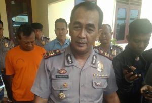 Kapolsek Tanjungpinang Timur AKP Syamsuruzal (depan) dan Suyitno (belakang baju orange)