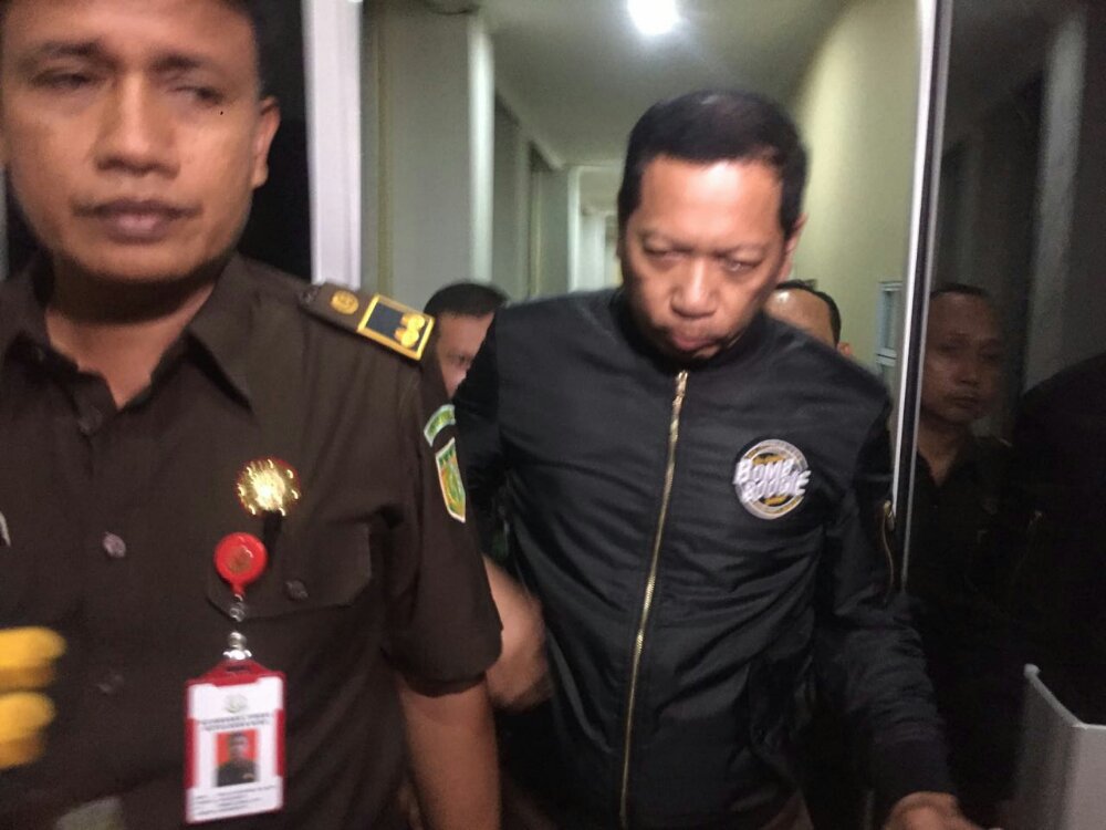 M Syafei (jaket hitam) tersangka korupsi dana Asuransi Kesehatan (Askes) dan Jaminan Hari Tua PNS dan THL Kota Batam senilai Rp55 miliar,saat digiring menuju mobil tahanan.