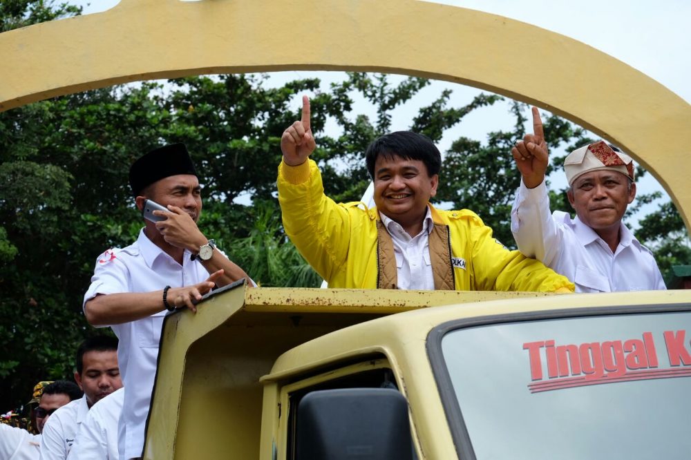 Ketua Tim Pemenangan SABAR Ade Angga (berjaket kuning) bersama anggota tim, dalam pawai Pilkada Damai