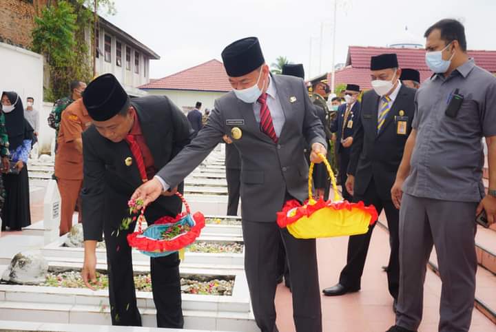 Bupati Rokan Hilir Afrizal Sintong bersama Forkopimda melakukan tabur bunga di Taman Makam Pahlawan, Bagansiapiapi, Rabu(10/11/2021). (Foto: Istimewa)