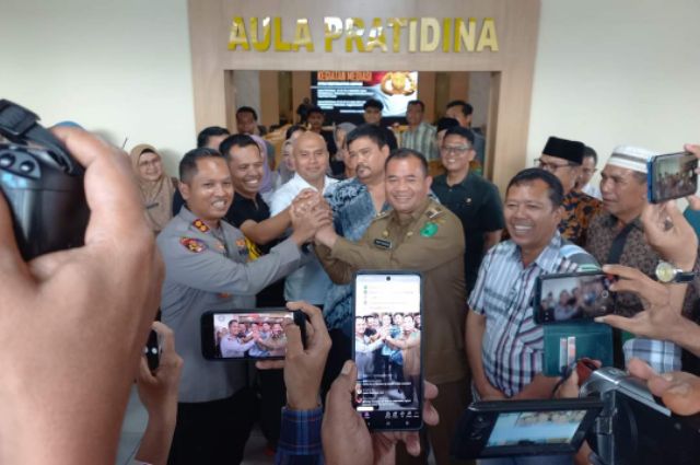 Usai mediasi Kapolres Padangsidimpuan AKBP Dr Wira Prayatna SH, S, IK, MH bersama PJ Walikota H timur Tumanggor melakukan Salam damai kepada kedua belah pihak dihadapan Awak media